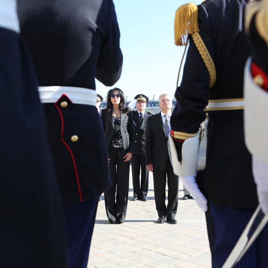 YAMINA BENGUIGUI ET JOACHIM GAUCK SUR LA TOMBE DU SOLDAT INCONNU